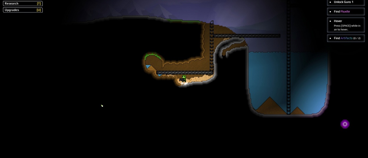 Eine kleine grüne Spielfigur steht in einer dunklen unterirdischen Höhle neben Förderbändern und einem großen Wasserbecken, während rechts ein violett leuchtendes Objekt schwebt.