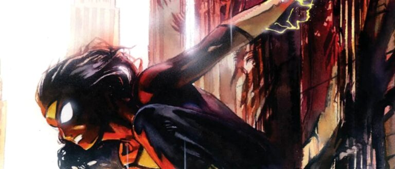 Spider-Woman kauert an einer Hochhausfassade in New York. Ihre schwarzen Haare wehen nach hinten, während gelbe Energie um ihre Hände leuchtet und sich ihr rot-schwarz-gelbes Kostüm vor der dunklen Hauswand abhebt.