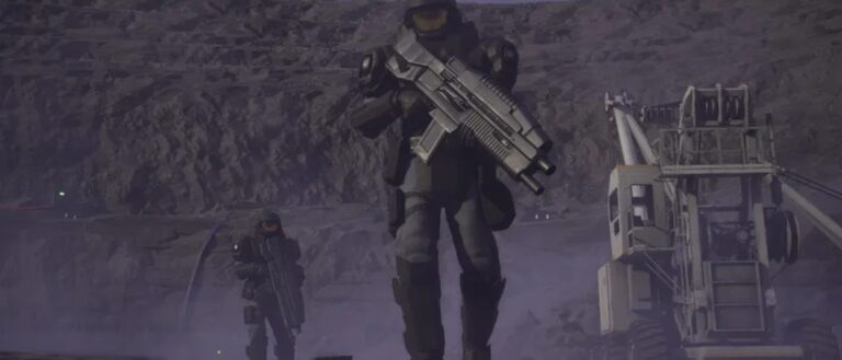 Zwei gepanzerte Mobile-Infantry-Soldaten bewegen sich mit Gewehren durch eine staubige industrielle Anlage auf X-11.