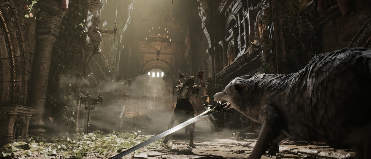 Ein großer grauer Hund hält in einer verfallenen Fantasyruine ein langes Schwert mit dem Maul und greift einen humanoiden Gegner an.