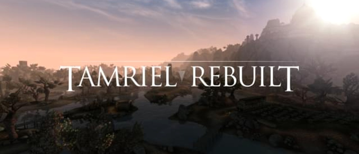 Eine weite Landschaft aus Tamriel Rebuilt liegt bei tief stehender Sonne zwischen Bergen und Gewässern, darüber steht der Schriftzug Tamriel Rebuilt.