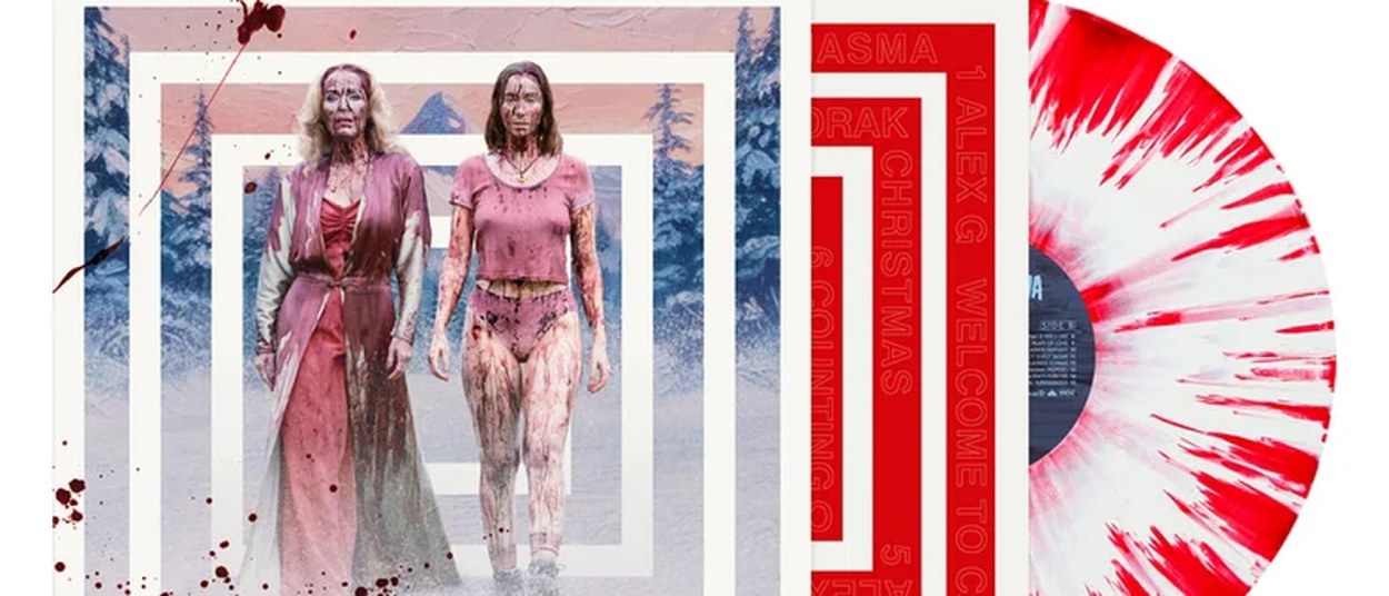 Das Soundtrackcover zu Teenage Sex and Death at Camp Miasma steht neben einer weiß-roten Splatter-Schallplatte; auf dem Cover sind zwei blutverschmierte Frauen vor einer stilisierten Waldkulisse zu sehen.