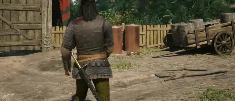 Coen steht mit gezogenem Schwert vor einem mittelalterlichen Holztor, während Blutspuren über den Boden einer Siedlung in The Blood of Dawnwalker führen.