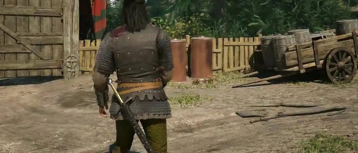 Coen steht mit gezogenem Schwert vor einem mittelalterlichen Holztor, während Blutspuren über den Boden einer Siedlung in The Blood of Dawnwalker führen.