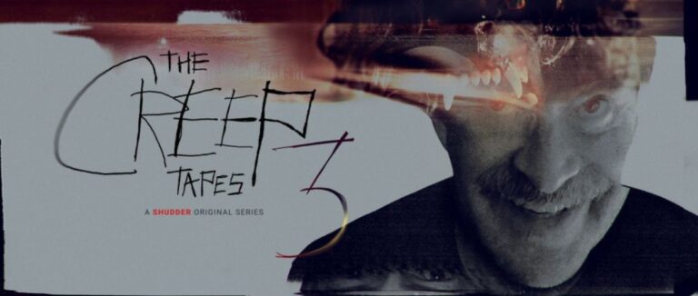 Mark Duplass blickt mit weit geöffneten Augen in die Kamera, während sein Gesicht mit der fletschenden Peachfuzz-Wolfsmaske und verzerrten Videostreifen überlagert ist.