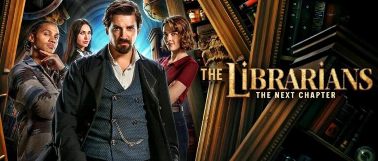 Vier Mitglieder eines magischen Bibliotheksteams stehen zwischen schräg aufragenden Bücherregalen, Globen und alten Artefakten. Rechts ist der goldene Serientitel zu sehen.