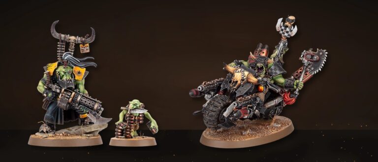 Links steht ein schwer bewaffneter grüner Ork mit großer Schusswaffe neben einem kleinen Grot. Rechts rast ein Ork auf einem massiven schwarzen Warbike mit mehreren Geschützen durch eine dunkle rostfarbene Umgebung.