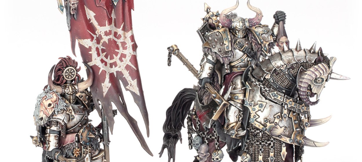 Zwei schwer gepanzerte Chaoskrieger stehen vor weißem Hintergrund. Einer trägt eine zerschlissene rote Standarte, der andere sitzt auf einem gepanzerten Chaosross.