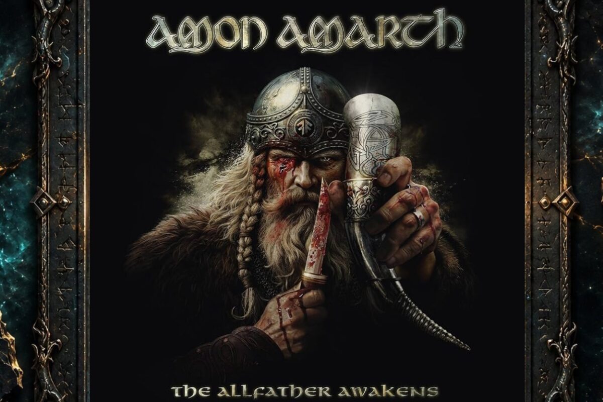 Albumcover von Amon Amarth – The Allfather Awakens: Odin blickt frontal aus schwarzem Hintergrund hervor. Er trägt einen verzierten Helm, sein rechtes Auge ist blutig verletzt. In einer Hand hält er ein reich dekoriertes Trinkhorn, in der anderen ein blutverschmiertes Messer. Über ihm steht das Bandlogo, darunter der Albumtitel.