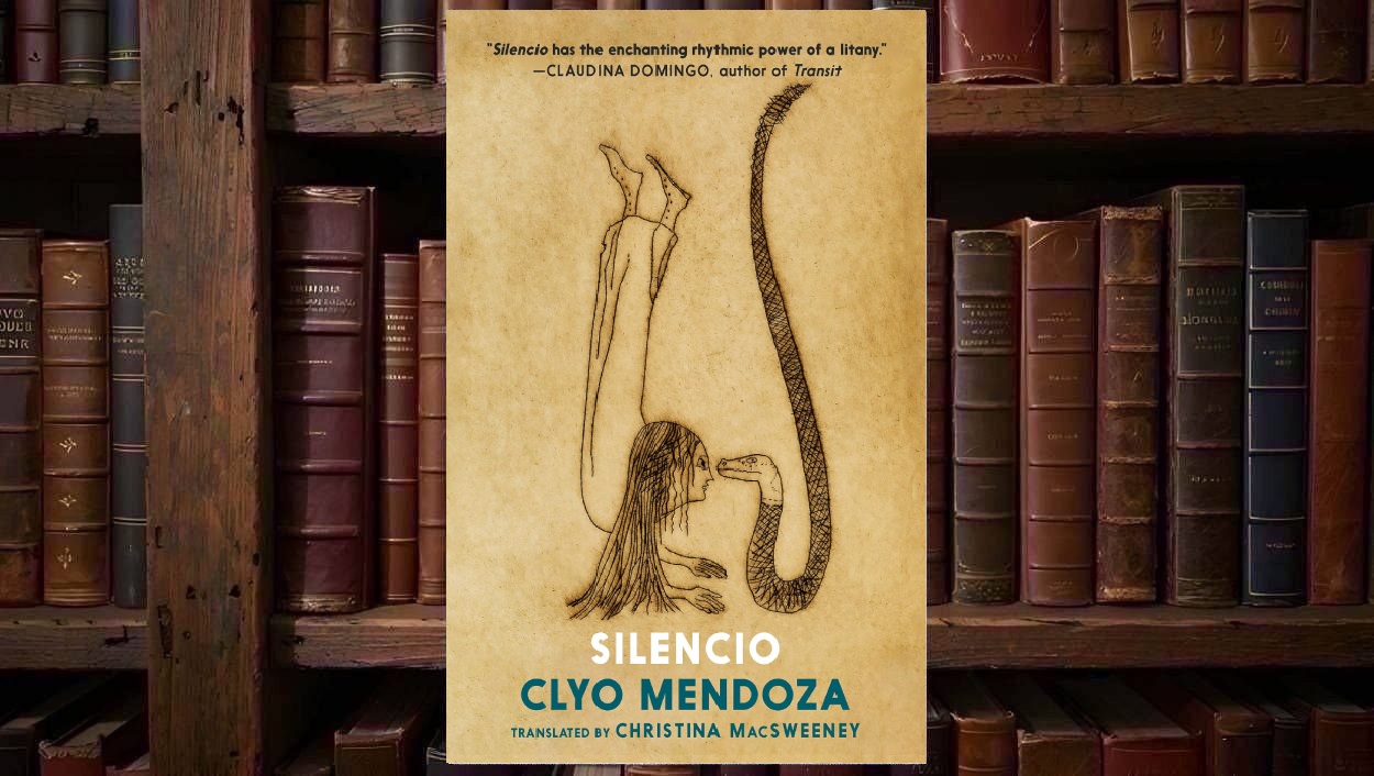 Cover von Clyo Mendozas Silencio auf beigefarbenem, papierartig strukturiertem Hintergrund mit einer feinen schwarzen Zeichnung einer kopfüber dargestellten Frau, deren langes Haar bis zu einer großen Schlange reicht; darunter stehen Titel, Autorinnenname und Übersetzerin in Weiß und Petrol.