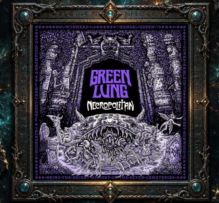 Albumcover von Green Lung – Necropolitan: Detailreiche schwarzweiß-violette Illustration einer okkulten Londoner Totenstadt. Bäume, Grabsteine, Dämonen, Skelette und fantastische Kreaturen umgeben einen schwarzen tunnelartigen Eingang und ein riesiges Monstermaul. Im Rahmen stehen die Namen der sieben großen viktorianischen Londoner Friedhöfe.