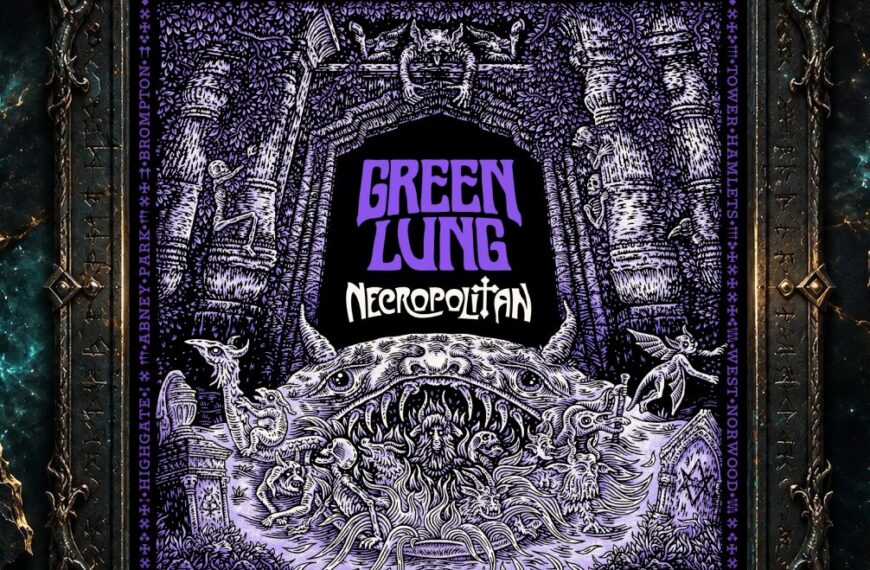 Albumcover von Green Lung – Necropolitan: Detailreiche schwarzweiß-violette Illustration einer okkulten Londoner Totenstadt. Bäume, Grabsteine, Dämonen, Skelette und fantastische Kreaturen umgeben einen schwarzen tunnelartigen Eingang und ein riesiges Monstermaul. Im Rahmen stehen die Namen der sieben großen viktorianischen Londoner Friedhöfe.