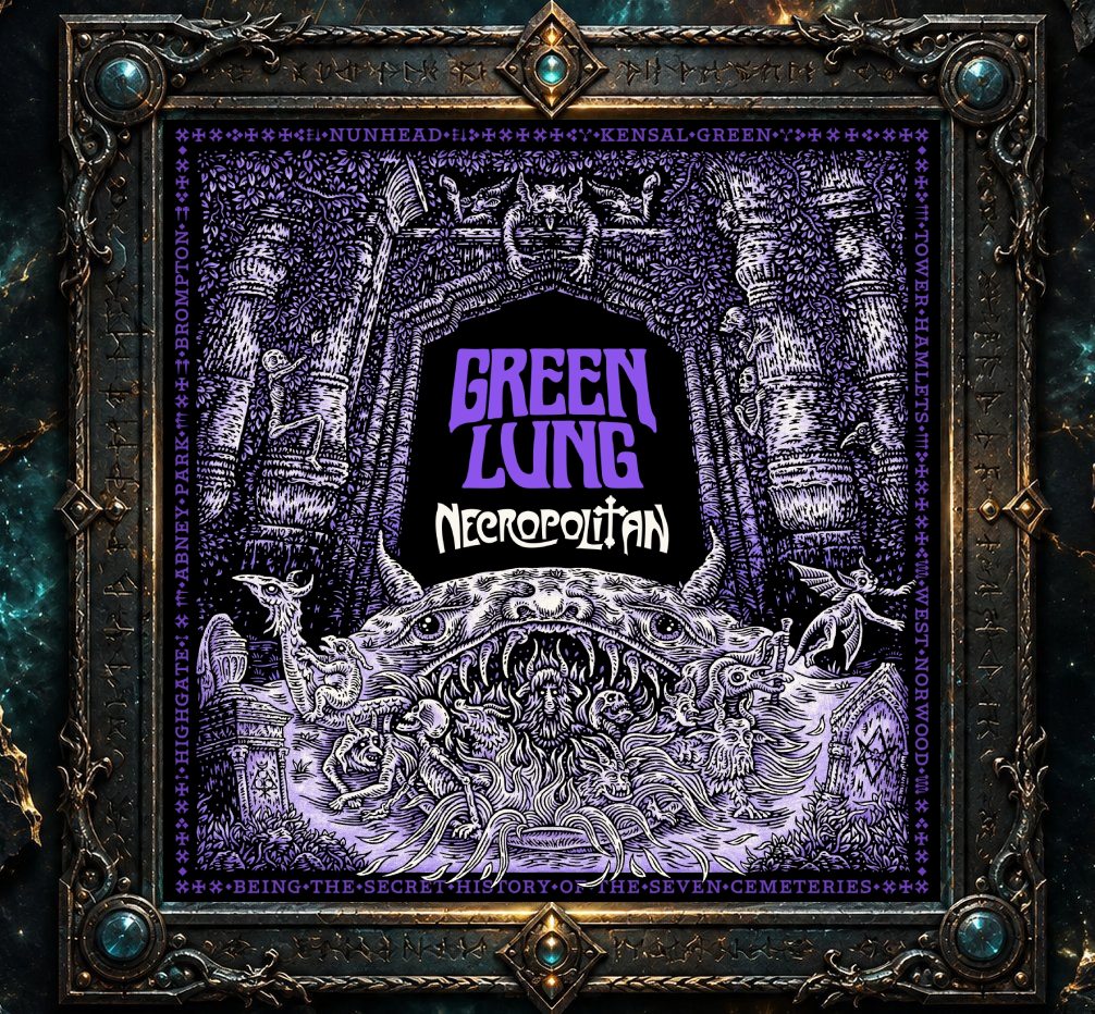 Albumcover von Green Lung – Necropolitan: Detailreiche schwarzweiß-violette Illustration einer okkulten Londoner Totenstadt. Bäume, Grabsteine, Dämonen, Skelette und fantastische Kreaturen umgeben einen schwarzen tunnelartigen Eingang und ein riesiges Monstermaul. Im Rahmen stehen die Namen der sieben großen viktorianischen Londoner Friedhöfe.
