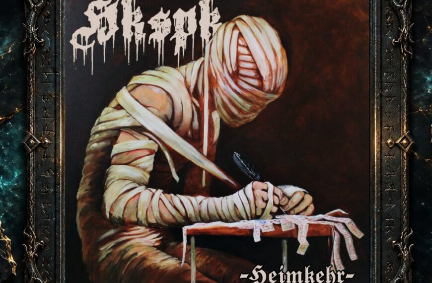 Albumcover von HKSPK – Heimkehr: Eine mumienhaft bandagierte Gestalt sitzt an einem kleinen Tisch und schreibt mit einer schwarzen Feder auf lange Papierstreifen. Das Bild ist in warmen, dunklen Brauntönen gehalten. Oben links steht das tropfende HKSPK-Logo, unten rechts der Titel Heimkehr in altertümlicher Schrift.