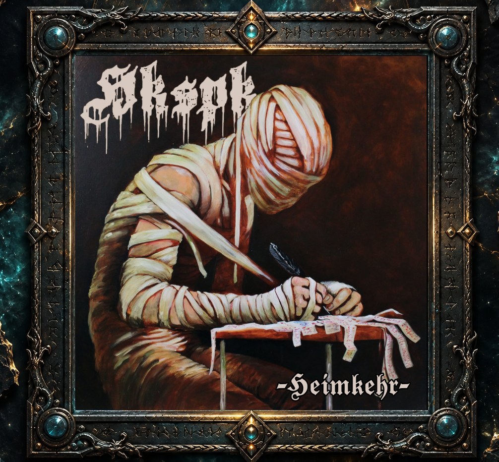 Albumcover von HKSPK – Heimkehr: Eine mumienhaft bandagierte Gestalt sitzt an einem kleinen Tisch und schreibt mit einer schwarzen Feder auf lange Papierstreifen. Das Bild ist in warmen, dunklen Brauntönen gehalten. Oben links steht das tropfende HKSPK-Logo, unten rechts der Titel Heimkehr in altertümlicher Schrift.