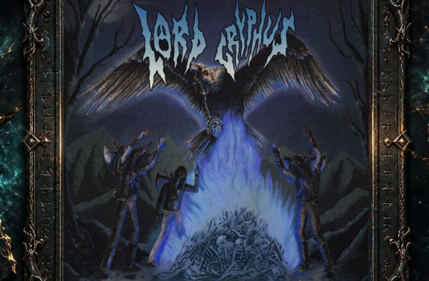 Albumcover von Lord Gryphus – Summoning the King of Death: Ein gewaltiger Kondor breitet über einer dunklen Ritualstätte seine Flügel aus. Unter ihm lodern blaue Flammen über einem Haufen aus Schädeln und Knochen, während drei verhüllte Gestalten die Arme zur Beschwörung erheben. Im Hintergrund stehen kahle Bäume und dunkle Berge.