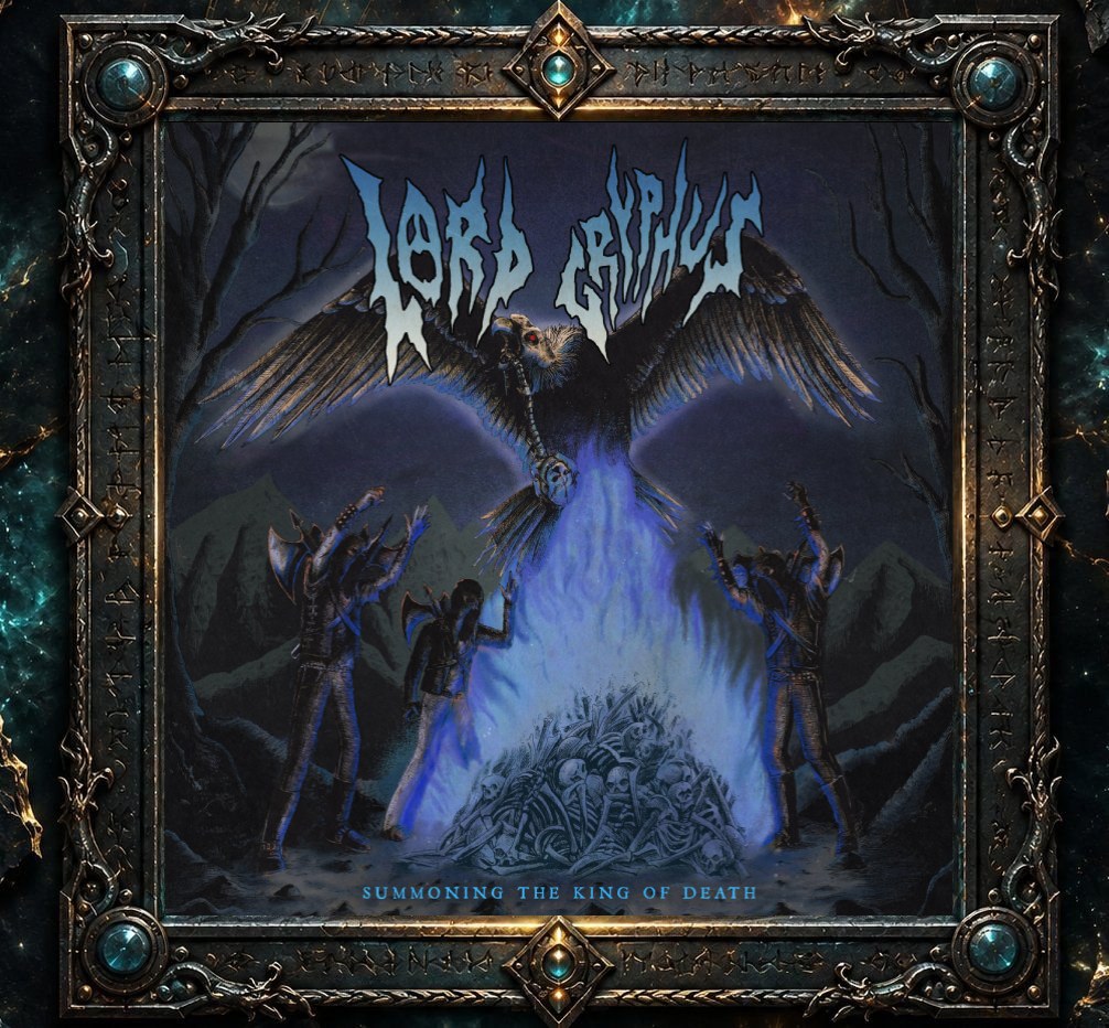 Albumcover von Lord Gryphus – Summoning the King of Death: Ein gewaltiger Kondor breitet über einer dunklen Ritualstätte seine Flügel aus. Unter ihm lodern blaue Flammen über einem Haufen aus Schädeln und Knochen, während drei verhüllte Gestalten die Arme zur Beschwörung erheben. Im Hintergrund stehen kahle Bäume und dunkle Berge.