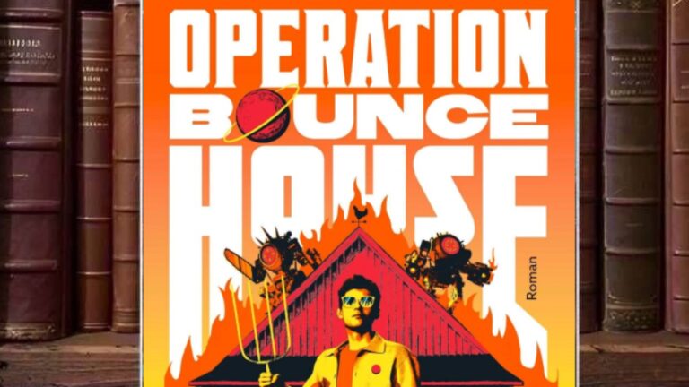 Cover der deutschen Ausgabe von Matt Dinnimans Operation Bounce House – Kampf um New Sonora in kräftigem Orange mit großem schwarz-weißem Titelschriftzug; vor einer brennenden roten Scheune steht ein Mann mit Sonnenbrille und Mistgabel, flankiert von zwei bewaffneten Kampfmaschinen.