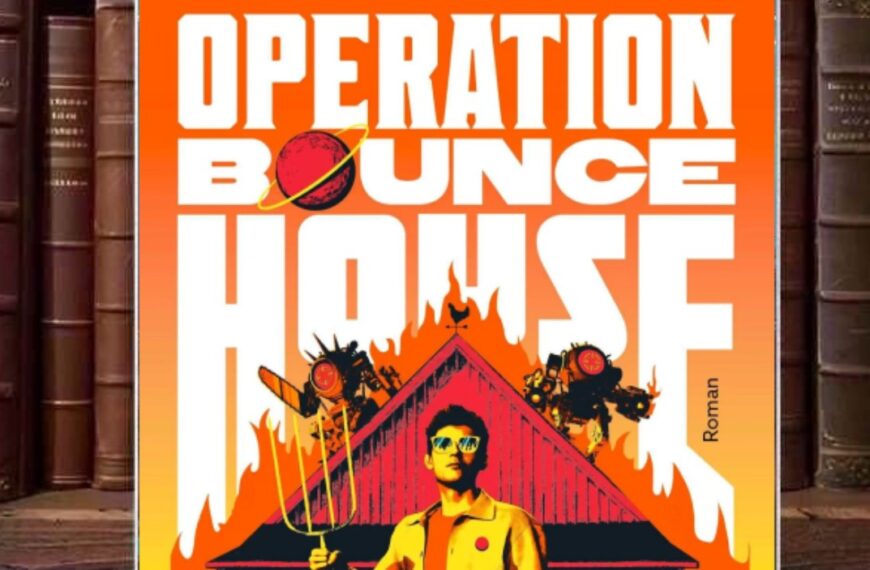 Cover der deutschen Ausgabe von Matt Dinnimans Operation Bounce House – Kampf um New Sonora in kräftigem Orange mit großem schwarz-weißem Titelschriftzug; vor einer brennenden roten Scheune steht ein Mann mit Sonnenbrille und Mistgabel, flankiert von zwei bewaffneten Kampfmaschinen.