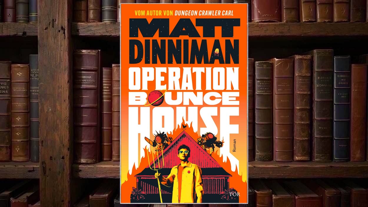 Cover der deutschen Ausgabe von Matt Dinnimans Operation Bounce House – Kampf um New Sonora in kräftigem Orange mit großem schwarz-weißem Titelschriftzug; vor einer brennenden roten Scheune steht ein Mann mit Sonnenbrille und Mistgabel, flankiert von zwei bewaffneten Kampfmaschinen.
