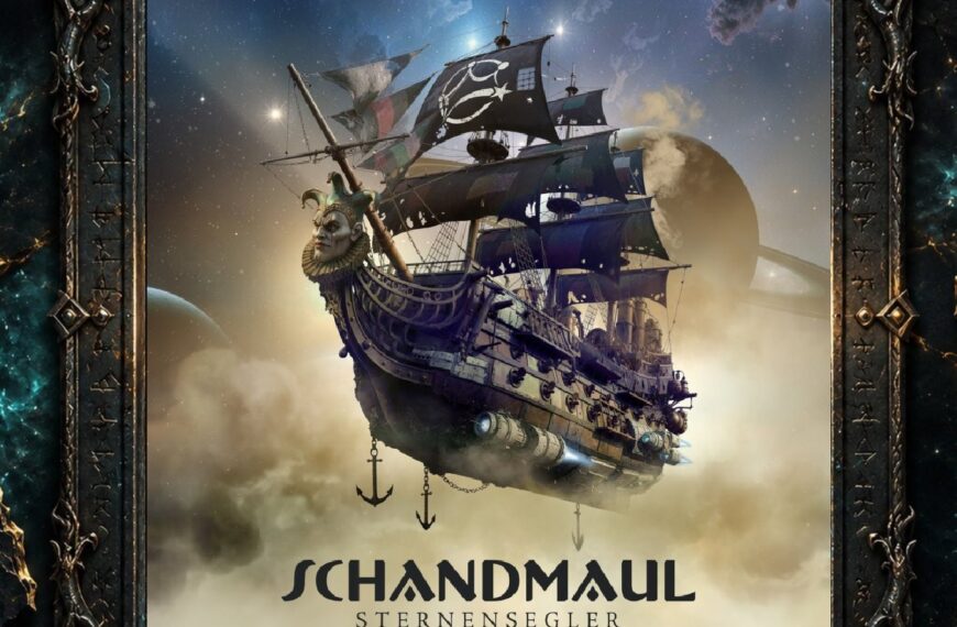 Albumcover von Schandmaul – Sternensegler: Ein großes dunkles Segelschiff schwebt durch helle Wolken vor einem Sternenhimmel. Auf dem Bug sitzt eine Narrenfigur als Galionsfigur, mehrere schwarze Segel spannen sich im Wind, im Hintergrund sind Planeten und Sterne zu sehen. Unten stehen Bandname und Albumtitel.