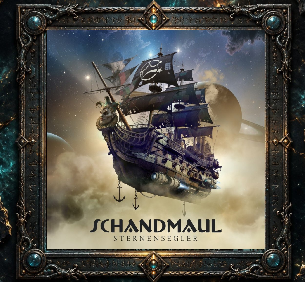 Albumcover von Schandmaul – Sternensegler: Ein großes dunkles Segelschiff schwebt durch helle Wolken vor einem Sternenhimmel. Auf dem Bug sitzt eine Narrenfigur als Galionsfigur, mehrere schwarze Segel spannen sich im Wind, im Hintergrund sind Planeten und Sterne zu sehen. Unten stehen Bandname und Albumtitel.