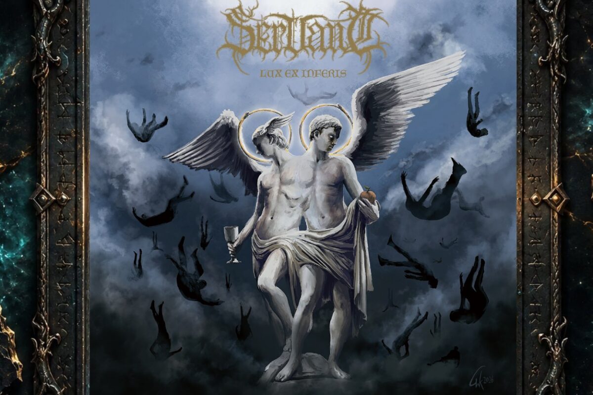 Albumcover von Servant – Lux Ex Inferis: Eine doppelte, geflügelte Engelsgestalt mit goldenen Heiligenscheinen steht zentral vor wolkigem blau-grauem Hintergrund. Ringsum stürzen schwarze menschliche Silhouetten in die Tiefe. Oben stehen Bandname und Albumtitel in goldener Schrift.