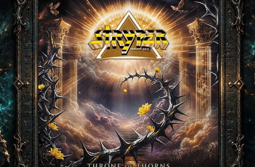 Albumcover von Stryper – Throne of Thorns: Monumentale goldene Himmelsszene mit strahlendem Bandlogo, Wolken, Säulen, Engeln und einer mächtigen schwarzen Dornenkrone, aus der gelbe Rosen wachsen. Eine Treppe führt durch die Wolken ins Licht.