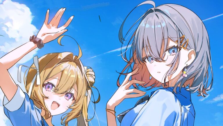 Zwei junge Frauen aus ARIA BLUE I. Natsuoto stehen vor einem strahlend blauen Sommerhimmel; eine winkt fröhlich, die andere blickt ruhig in die Kamera.