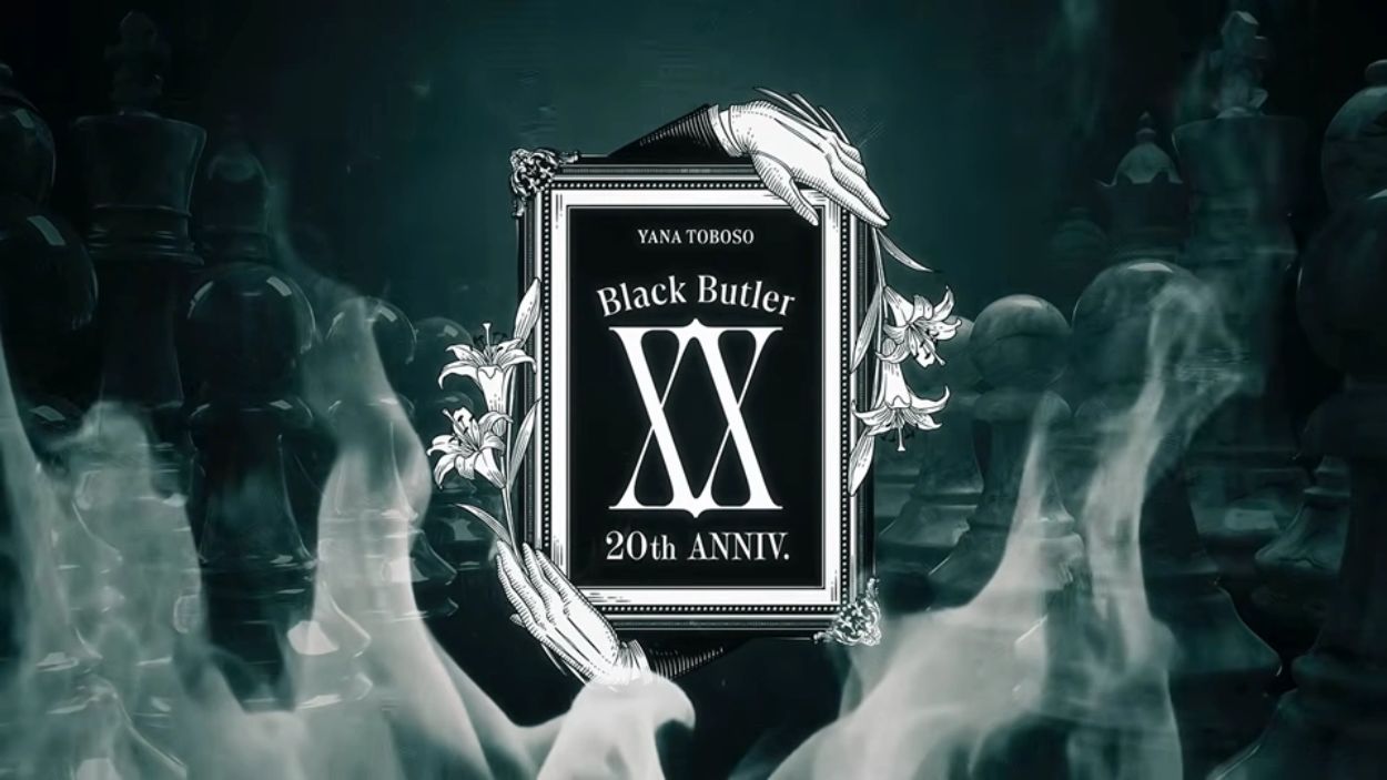 Offizielles Jubiläumsmotiv zu Black Butler mit einem gerahmten 20th-Anniversary-Emblem, weißen Lilien, geisterhaften Gestalten und großen schwarzen Schachfiguren im Hintergrund.