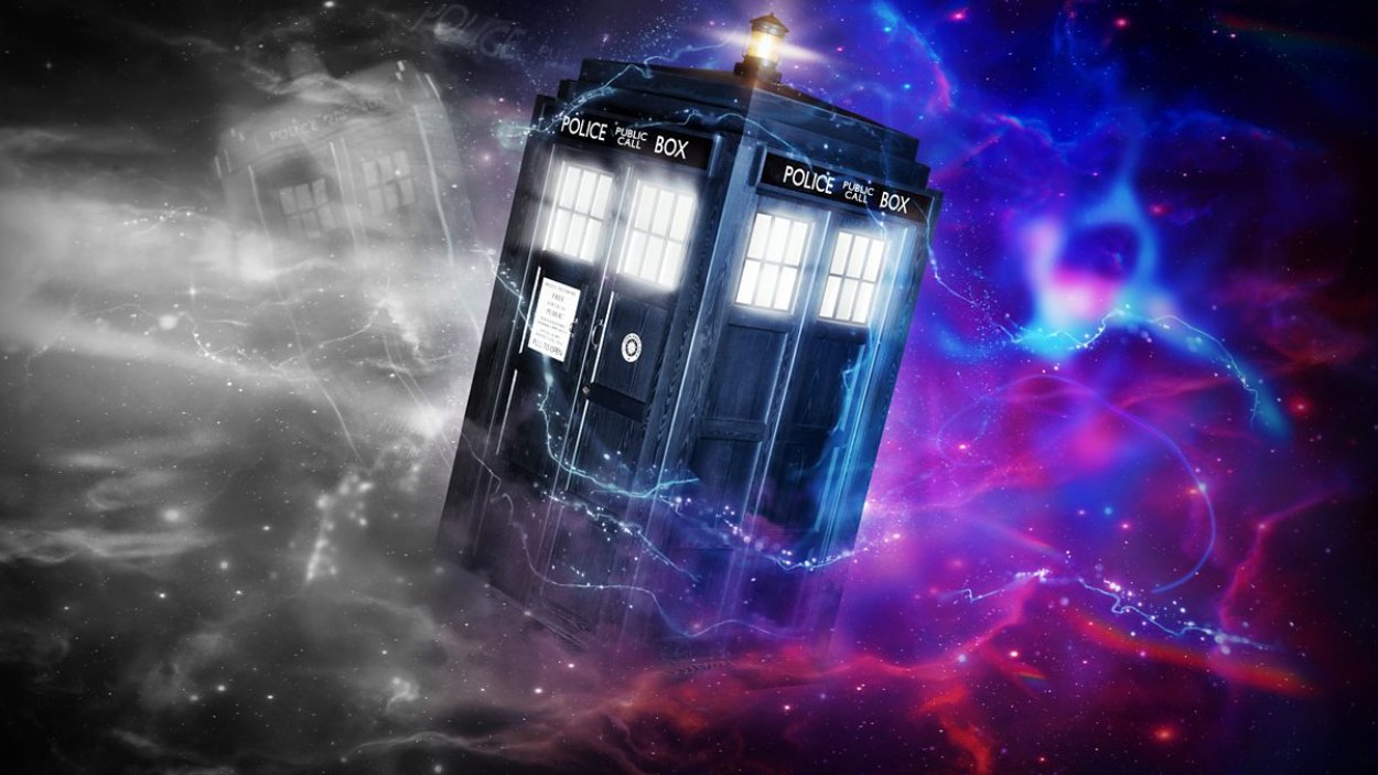 Die blaue TARDIS schwebt durch einen kosmischen Raum, der links grau und neblig und rechts leuchtend blau, violett und rot dargestellt ist.