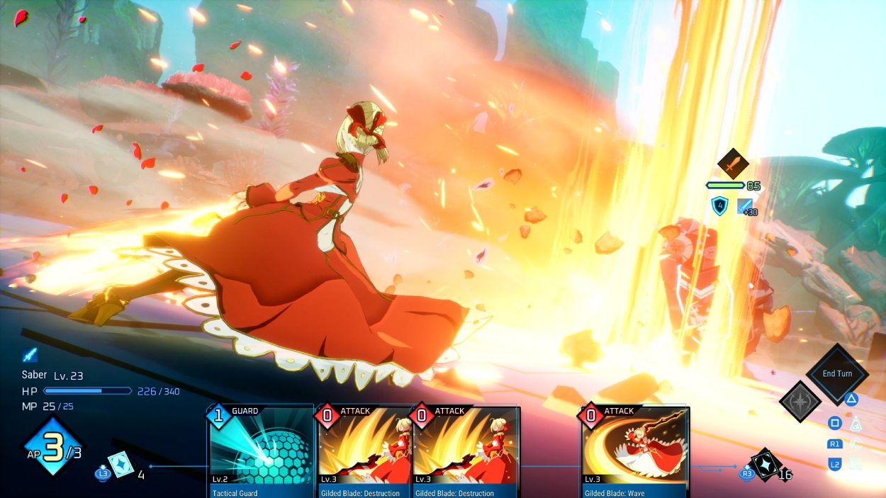 Saber führt in Fate/EXTRA Record einen leuchtenden Angriff aus, während am unteren Bildrand mehrere Command Cards des neuen Kampfsystems eingeblendet sind.