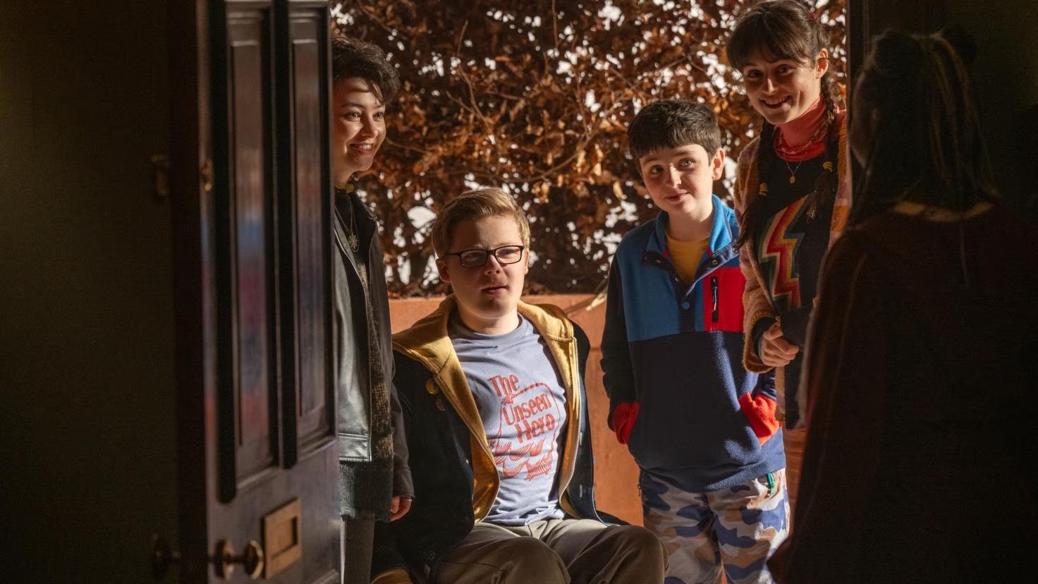 Mehrere Jugendliche aus Gifted – Geheime Gaben stehen gemeinsam in einem Raum der Bridgegate School.