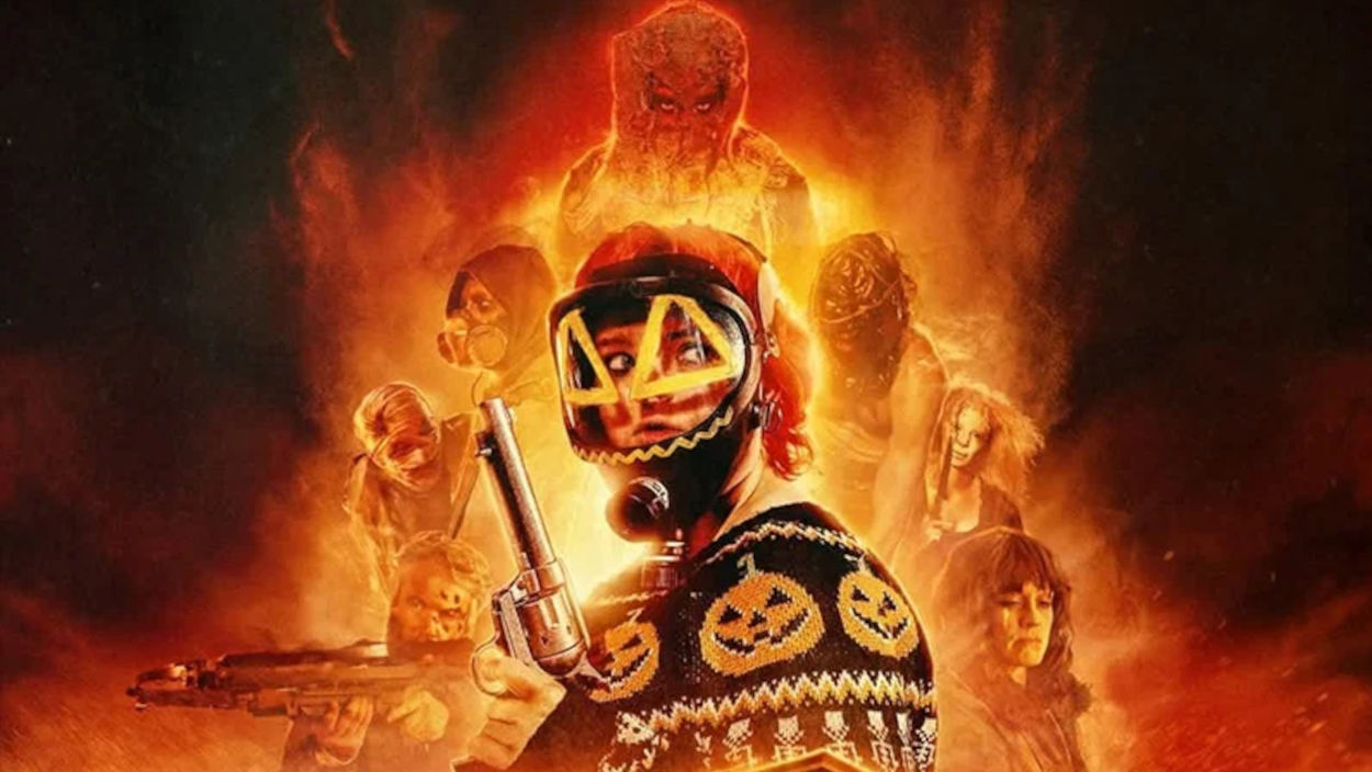 Pumpkin aus Hallowarrior steht mit Schutzmaske und Waffe vor einem orange glühenden Hintergrund, während mehrere bedrohliche Gestalten hinter ihr auftauchen.
