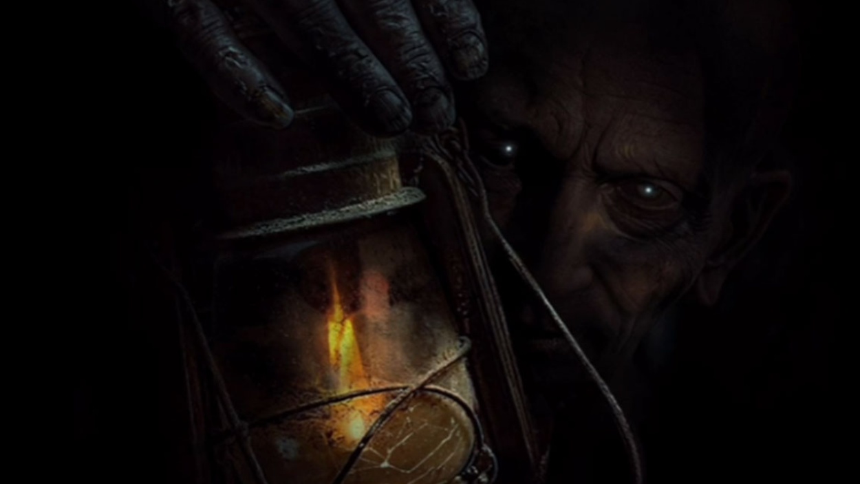 Unheimliche Gestalt mit leuchtenden Augen hält in völliger Dunkelheit eine alte Laterne im indischen Horrorfilm Kaali Kheti.