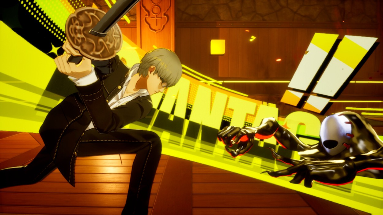 Der Protagonist von Persona 4 Revival greift in einer dynamischen Kampfszene einen maskierten Shadow an, während gelb-schwarze Effekte den Bildschirm dominieren.
