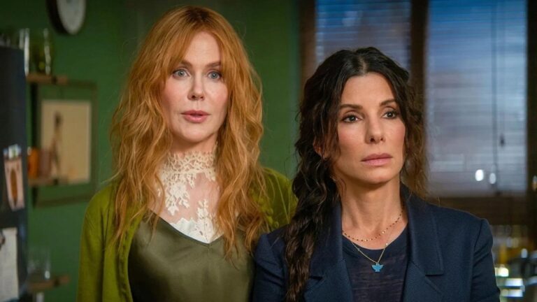 Nicole Kidman und Sandra Bullock stehen als Gillian und Sally Owens gemeinsam in einem Raum und blicken ernst nach vorn.