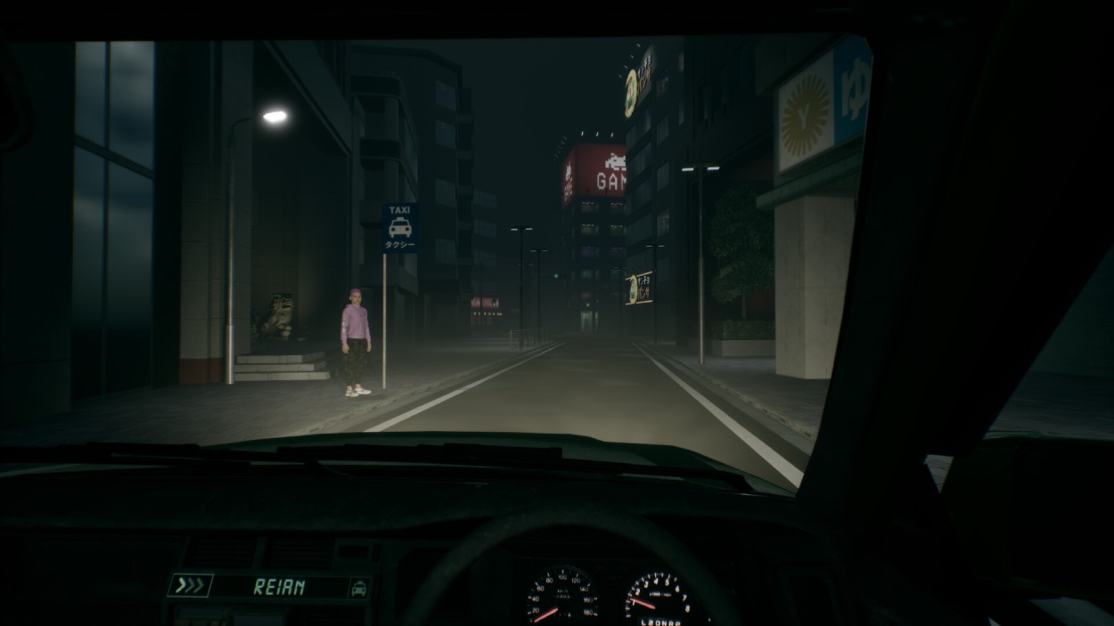 Blick aus einem Taxi auf eine leere nächtliche Straße in Japan, an deren Rand ein einsamer Fahrgast unter einer Laterne wartet.