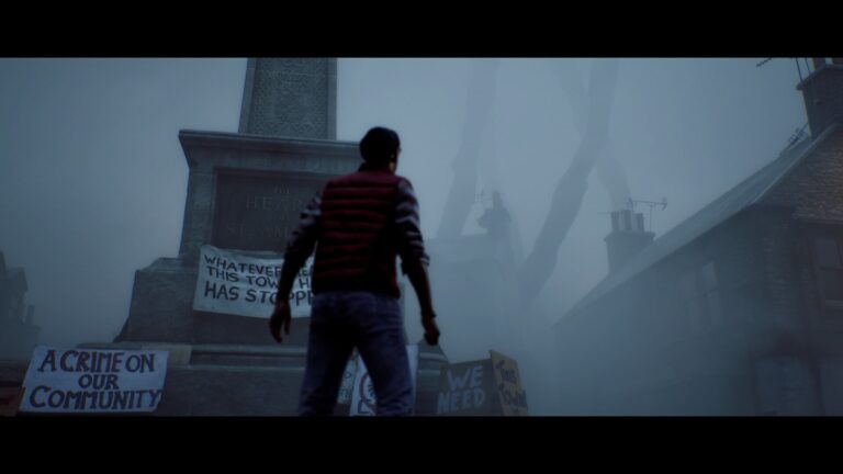 Ein Mann steht in Silent Hill: Townfall auf einem nebligen Platz in St. Amelia, während sich im Hintergrund die gewaltige Silhouette einer Kreatur über den Häusern abzeichnet.