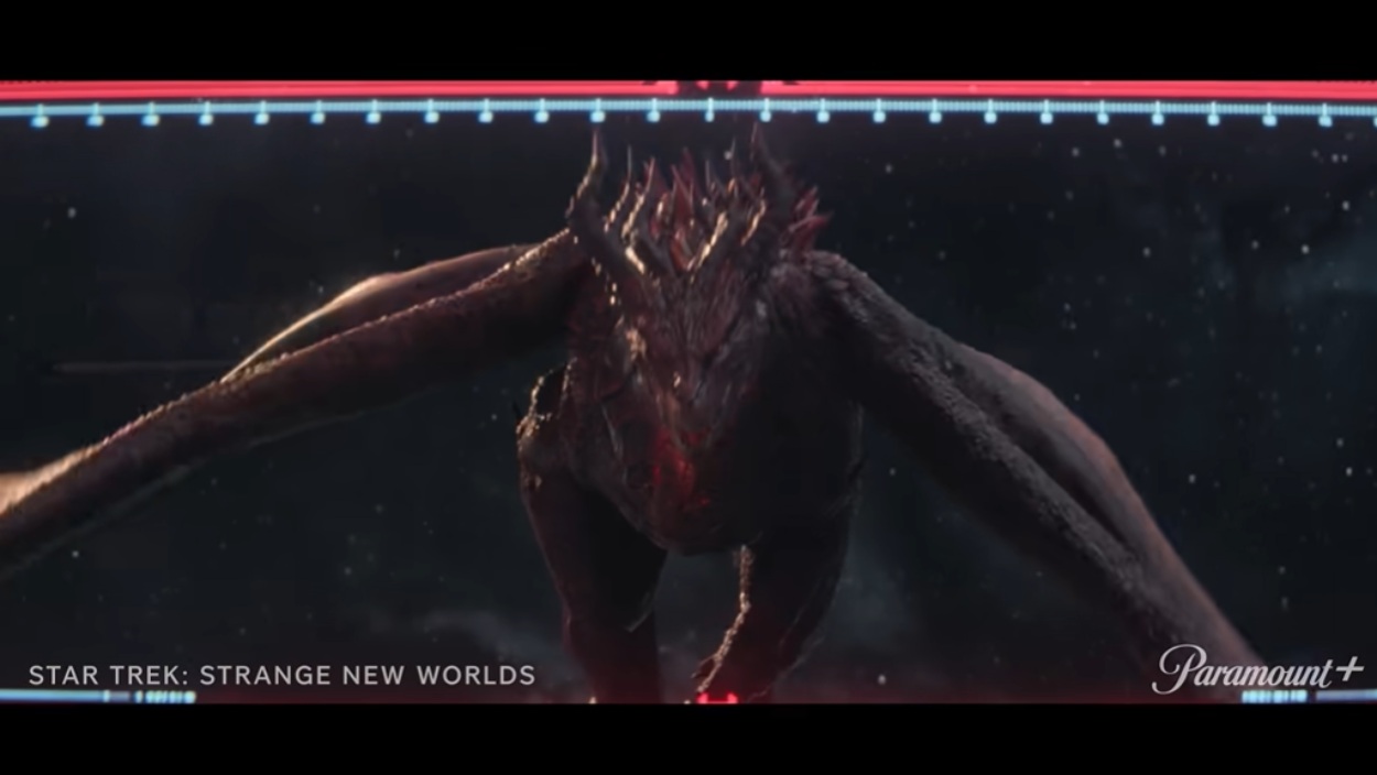 Ein großer dunkler Drache nähert sich in Star Trek: Strange New Worlds der Enterprise und wird auf einem Sichtschirm des Raumschiffs angezeigt.