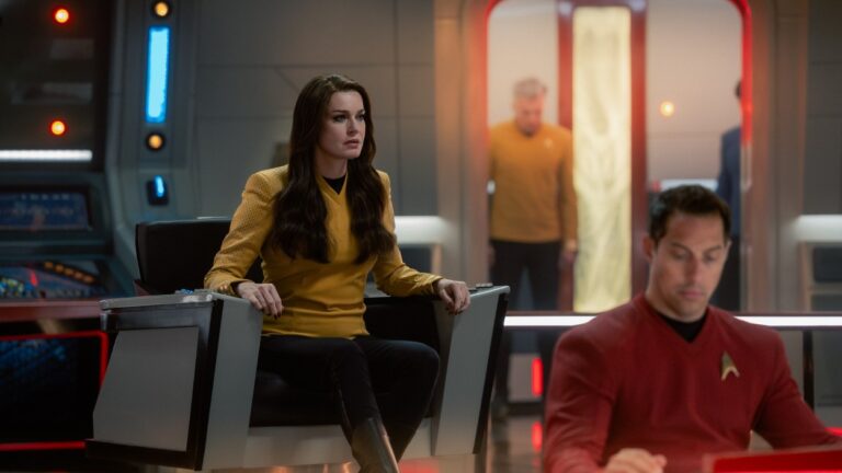 Mehrere Besatzungsmitglieder sitzen und stehen auf der Brücke der Enterprise in einer Szene aus Star Trek: Strange New Worlds.