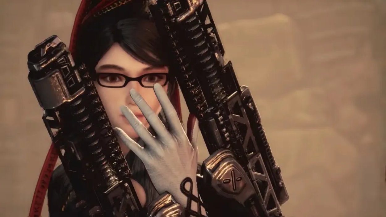 EVE aus Stellar Blade trägt ein von Bayonetta inspiriertes schwarzes Outfit mit Brille und posiert zwischen zwei großen futuristischen Waffen.
