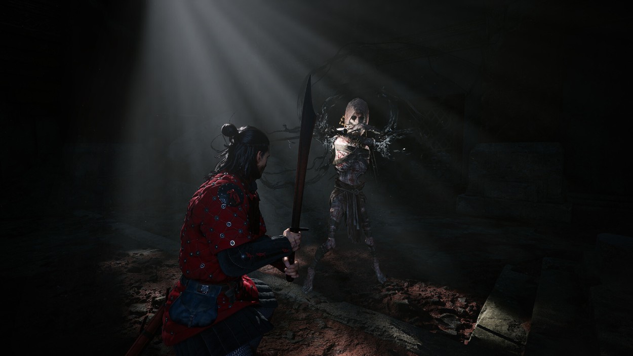 Coen aus The Blood of Dawnwalker steht mit gezogenem Schwert einer düsteren übernatürlichen Kreatur in einem finsteren Innenraum gegenüber.