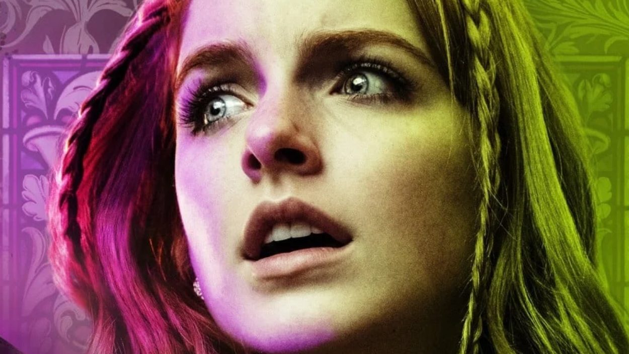 Nahaufnahme einer jungen Frau aus The Last Kiss, die unter pink-grünem Licht erschrocken zur Seite blickt.