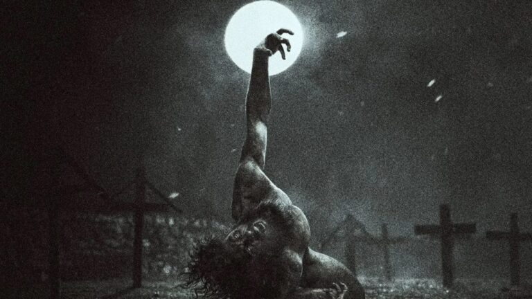 Eine verzerrt am Boden liegende Gestalt streckt unter einem hellen Vollmond einen Arm nach oben; die grobkörnige Schwarzweißaufnahme wirkt roh und bedrohlich.
