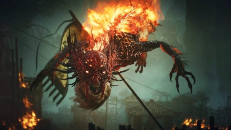 Ein brennender dämonischer Gegner stürzt in Wo Long 2: Wings of Ember über ein zerstörtes Schlachtfeld.