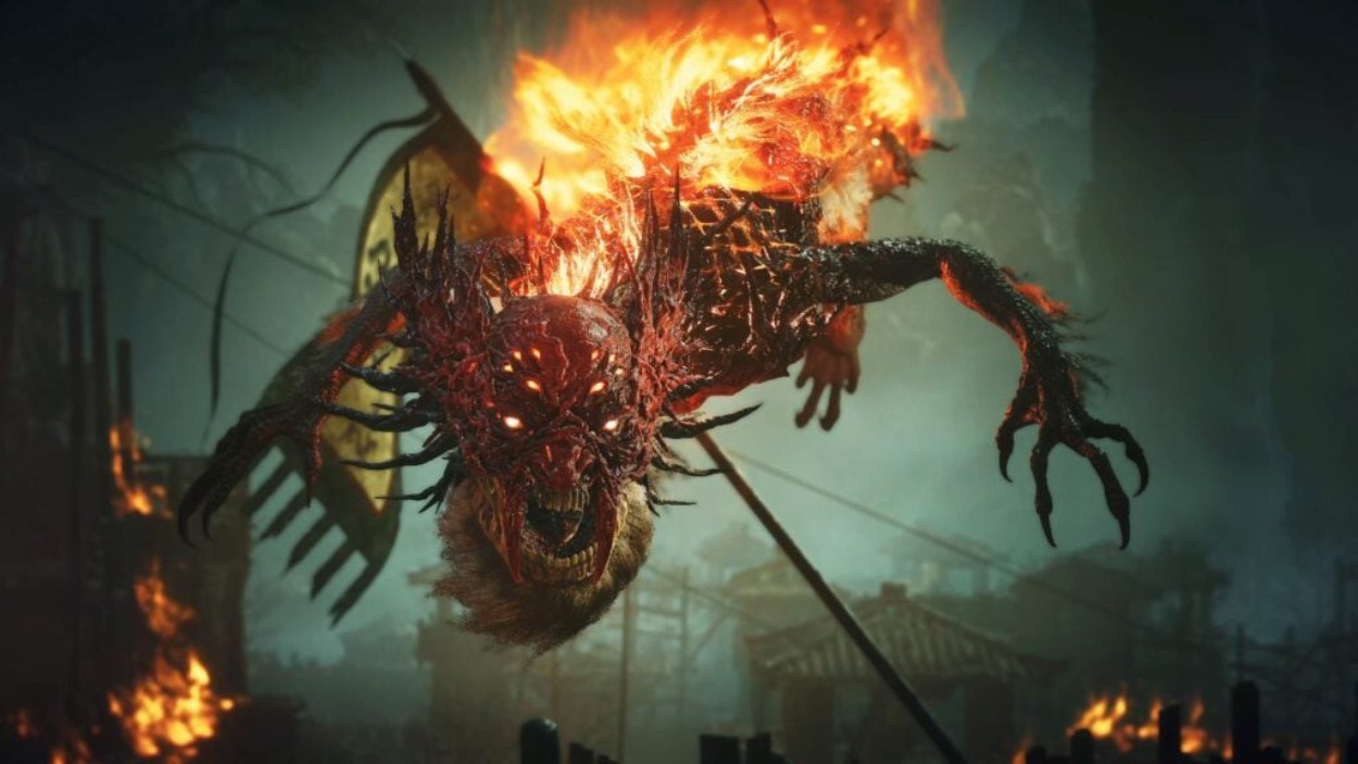 Ein brennender dämonischer Gegner stürzt in Wo Long 2: Wings of Ember über ein zerstörtes Schlachtfeld.