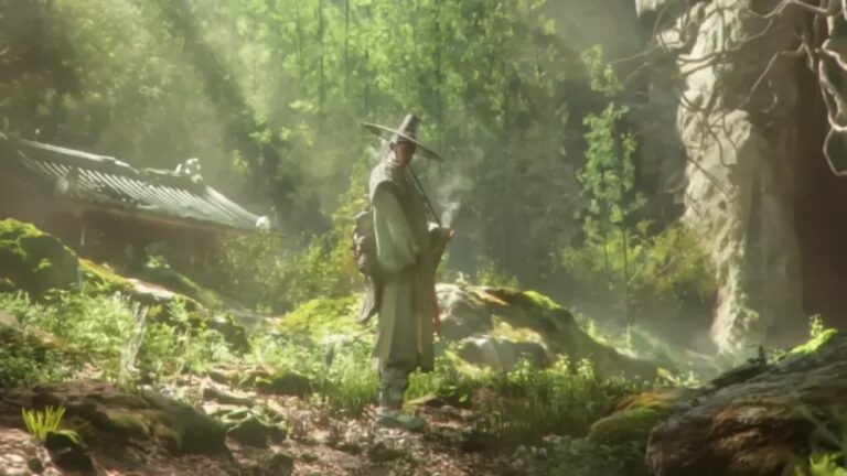 Eine Figur in traditionell koreanisch inspirierter Kleidung steht in einem lichtdurchfluteten Wald neben historischer Architektur aus Woochi the Wayfarer.