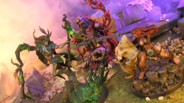 Mehrere großformatige Fantasy-Miniaturen aus Wyldwood kämpfen auf einem detailreichen Gelände, darunter naturverbundene und kriegerische Figuren.