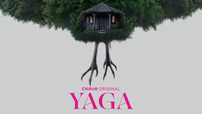 Eine düstere Holzhütte steht auf langen vogelartigen Beinen unter einer mächtigen Baumkrone; darunter das pinke Yaga-Logo.